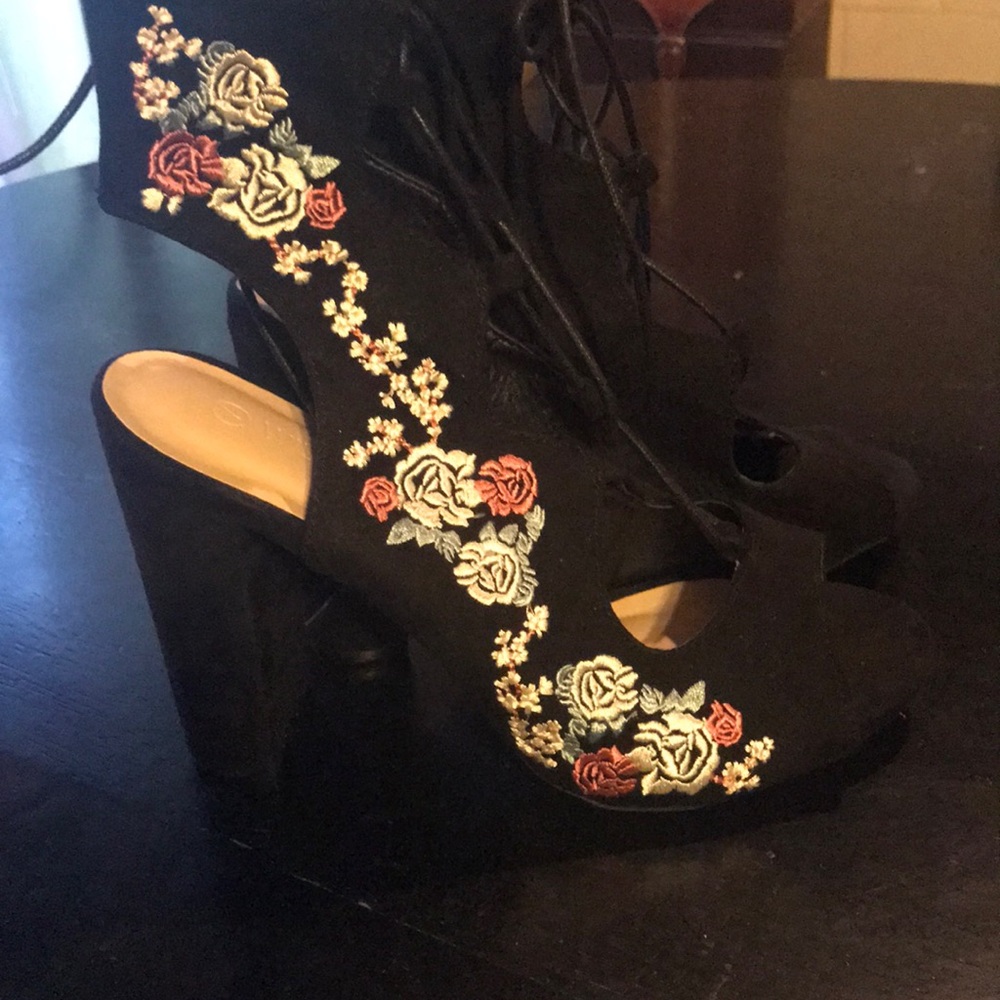 New 7 Black Lace Up Wild Diva Shoe 🌟